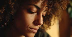 Falar sozinho pode ser sinal de inteligência, não de loucura