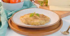 Batata rosti recheada à moda caprese: fácil e rápida