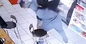 Frentista arregaça homem que a assediou em posto de gasolina