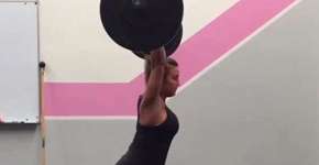 Mulher fitness grávida causa polêmica ao levantar peso de 40 kg