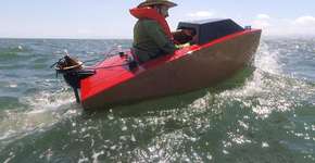 Minibarco elétrico tem estrutura à prova de naufrágio