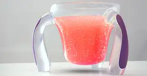 Menina cria caneca com ‘pernas’ para ajudar avô com Parkinson