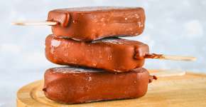 Picolé de caqui leva apenas 2 ingredientes e é saudável para este calorão