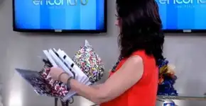 Fátima Bernardes folheia livro com fotos de seios e vira meme