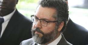Ministro Ernesto Araújo pede demissão após pressão do Congresso