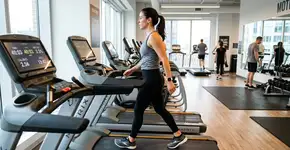 Por quantos minutos deve durar a caminhada na esteira para queimar gordura, fortalecer as pernas e melhorar a saúde cardiovascular?