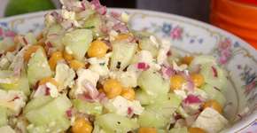 Veja como fazer uma salada cremosa diferentona para refrescar