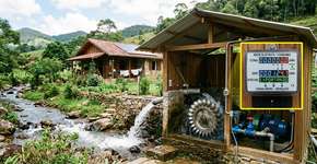 Um engenheiro aposentado se cansa de pagar eletricidade e constrói sua própria usina hidrelétrica para abastecer sua casa com energia