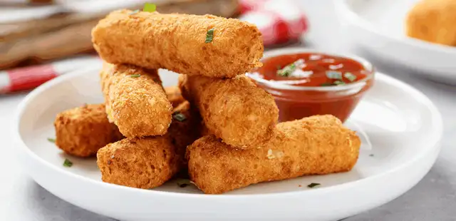 Palitos de queijo crocantes, dourados e com aquele puxa-puxa de queijo cremoso