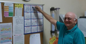 Escola se despede de professor com corredor de aplausos