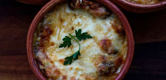 Sopa de cebola gratinada aquece a alma e é saborosíssima