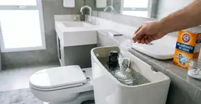 Colocar duas colheres de bicarbonato na caixa acoplada do vaso sanitário: para que serve e por que é recomendado