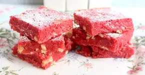 Aprenda a fazer brownie de morango diferentão com 5 ingredientes