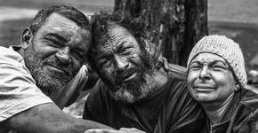 Exposição no metrô lança olhar a moradores de rua em SP