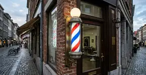 Por que as barbearias têm um poste com três cores na porta?