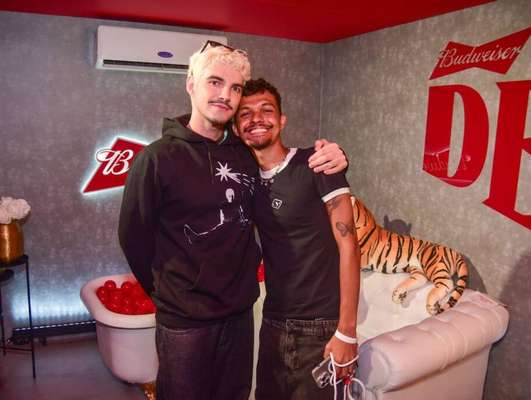 O cantor Jão, que está no line-up do Lolla, fez uma aparição surpresa no estande da Bud para se encontrar com os fãs