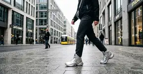 Os tênis brancos perderam a fama: a novidade que faz sucesso em Paris e Milão em 2026