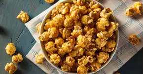 Pipoca doce caramelizada com apenas 4 ingredientes