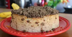 Cuca vegana de banana sem glúten e com farofinha crocante