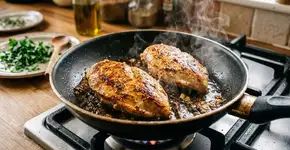 Colocar vinagre na frigideira para fritar peito de frango: para que serve e por que é recomendado