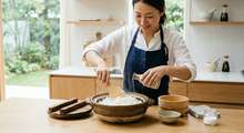 Featured side: Os japoneses concordam: “Para deixar o arroz mais soltinho e com sabor equilibrado, o segredo é adicionar um fio de vinagre de arroz antes de cozinhar.”