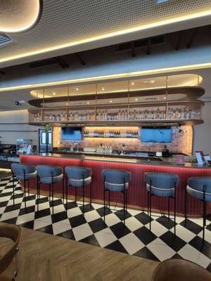 O bar tem piso Art Déco inspirado no próprio aeroporto