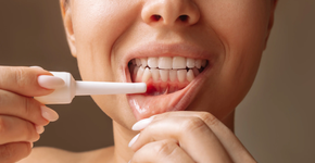 Sangramento na gengiva pode indicar doenças sérias