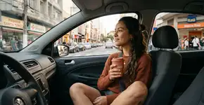 Meu marido acha que eu vou me exercitar toda quarta-feira. Já faz três meses que estou sentada sozinha no carro em frente ao shopping.