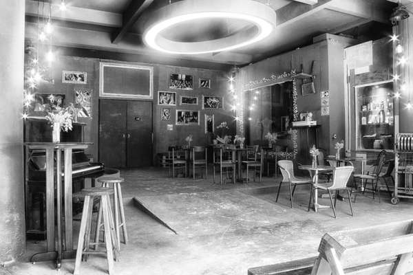 Área de convivência do novo Espaço Cia da Revista. Com olhar atento, poderá perceber o esforço de todas essas pessoas, descobrindo em cada canto uma solução criativa.