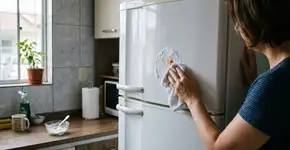 Geladeira com ferrugem? O truque da pastinha de bicarbonato que renova o visual em minutos