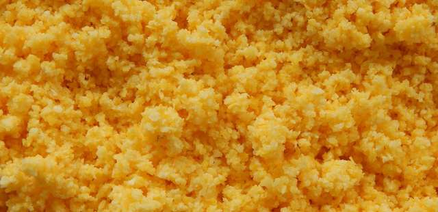 Delicioso cuscuz de frigideira com queijo