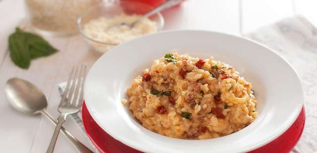Risoto de tomate seco com rúcula é o prato sofisticado que vai conquistar você
