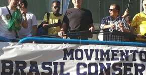 Dono do Bahamas vai ao protesto pró-Bolsonaro e é ovacionado