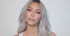 Kim Kardashian aparece com cabelo coloridão (e não é peruca)