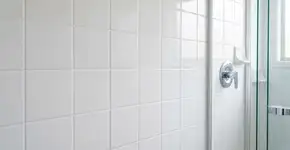 Como preparar um rejunte impermeável de longa duração para que a água não infiltre nos azulejos do banheiro?