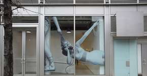 Fotógrafo explora lado objeto das mulheres na propaganda dos EUA