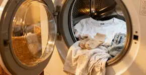 Esse truque salva roupas amassadas com apenas um pano úmido, e ainda te faz economizar tempo