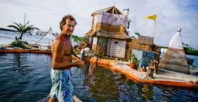 Britânico constrói ilha com garrafas PET na costa do México