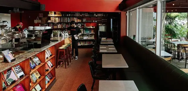 Os melhores cantinhos que unem café & livros por SP