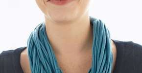 Transforme uma camiseta velha em um colar descolado