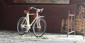 Bike elétrica brasileira faz 25 km/h e traz carregador de celular