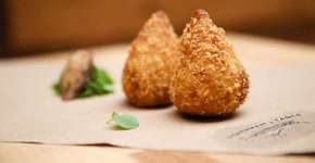 Das tradicionais às diferentonas: 10 lugares para comer coxinha