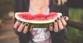 Mitos e verdades sobre ingerir caroços e sementes das frutas