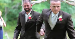 Pai e padrasto levam juntos a filha até o altar no seu casamento