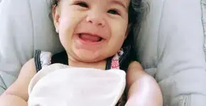 Bernardo, de 5 meses, já faz exercícios com a mãe no sling