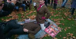 Manifestantes realizam “face-sitting” em frente ao Parlamento inglês em protesto contra lei que regula pornografia