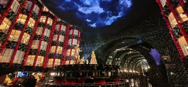 A experiência interativa começa na fila que leva ao brinquedo