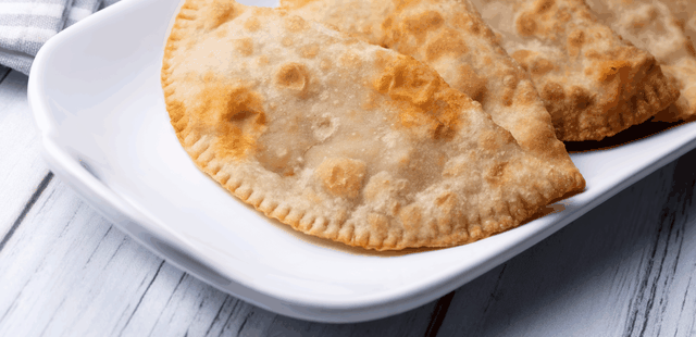 Sem óleo, sequinho e crocante: você precisa conhecer esse pastel delicioso na air fryer