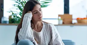 3 hábitos comuns que sabotam sua felicidade, segundo especialista