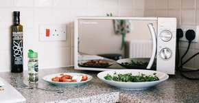 Saiba o que é proibido colocar dentro do micro-ondas